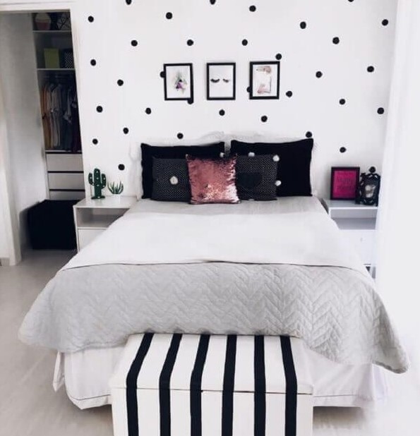 Make a Black Accent in Your Bedroom