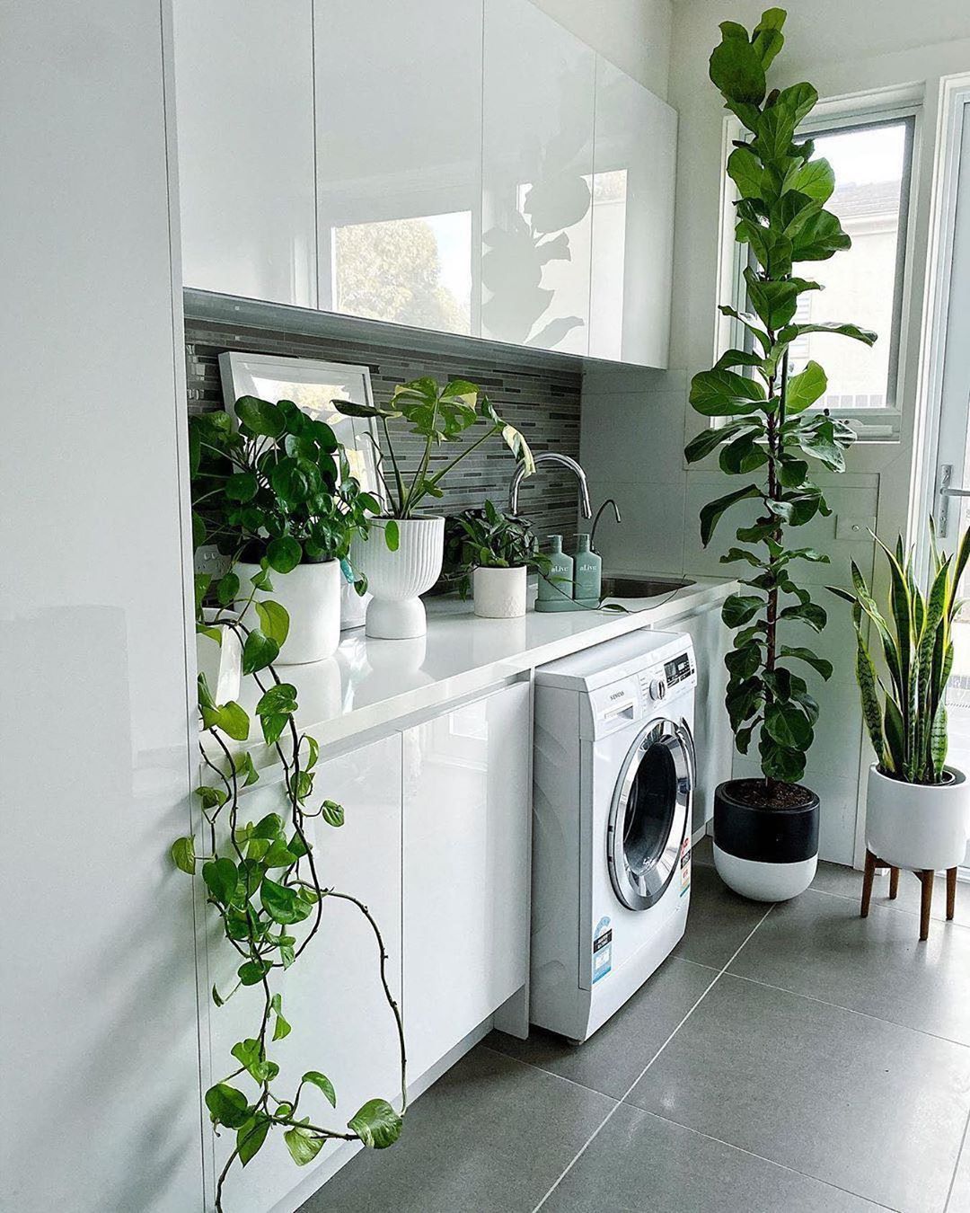 Tropical Style Laundry Room