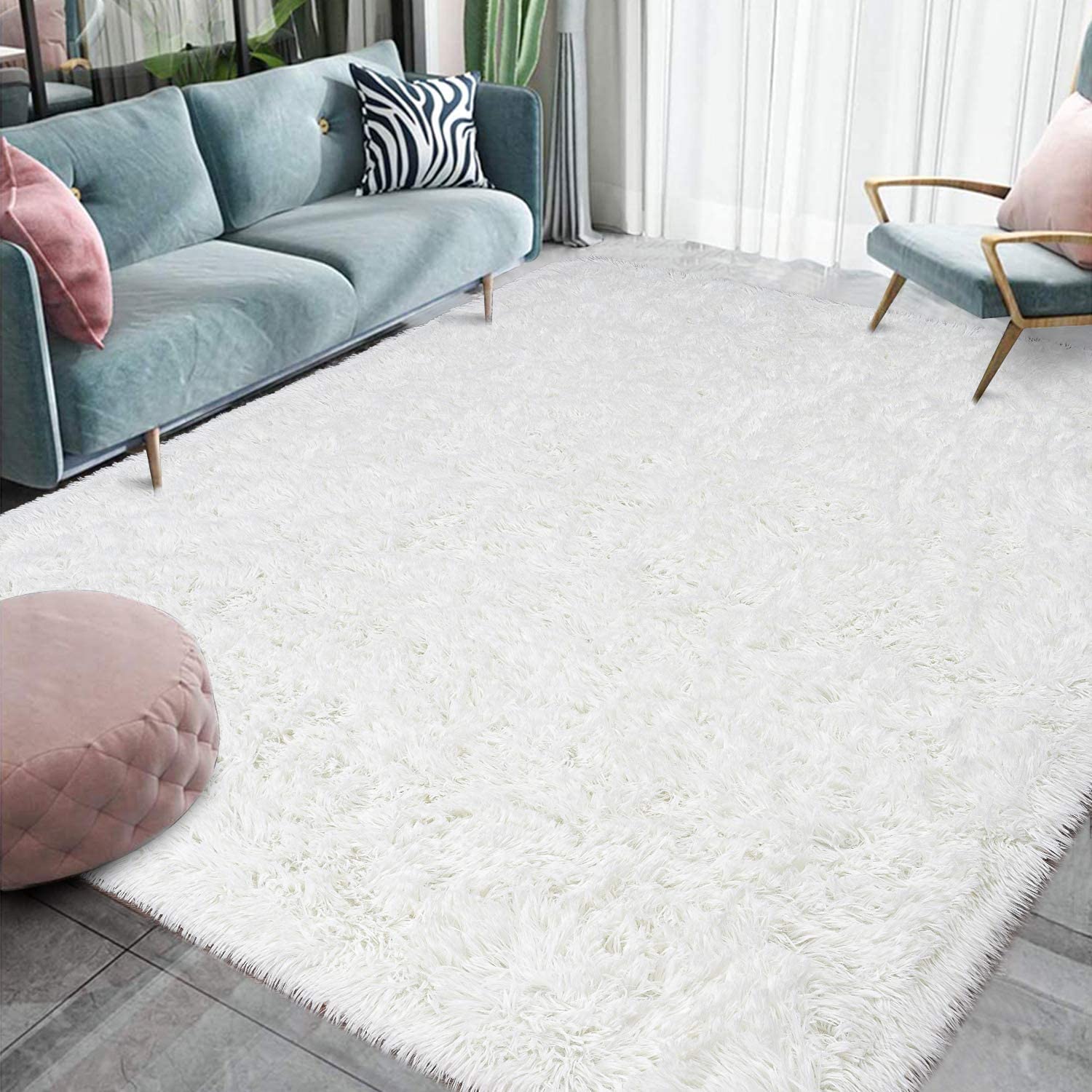 White Color for Warm Rugs in Interior