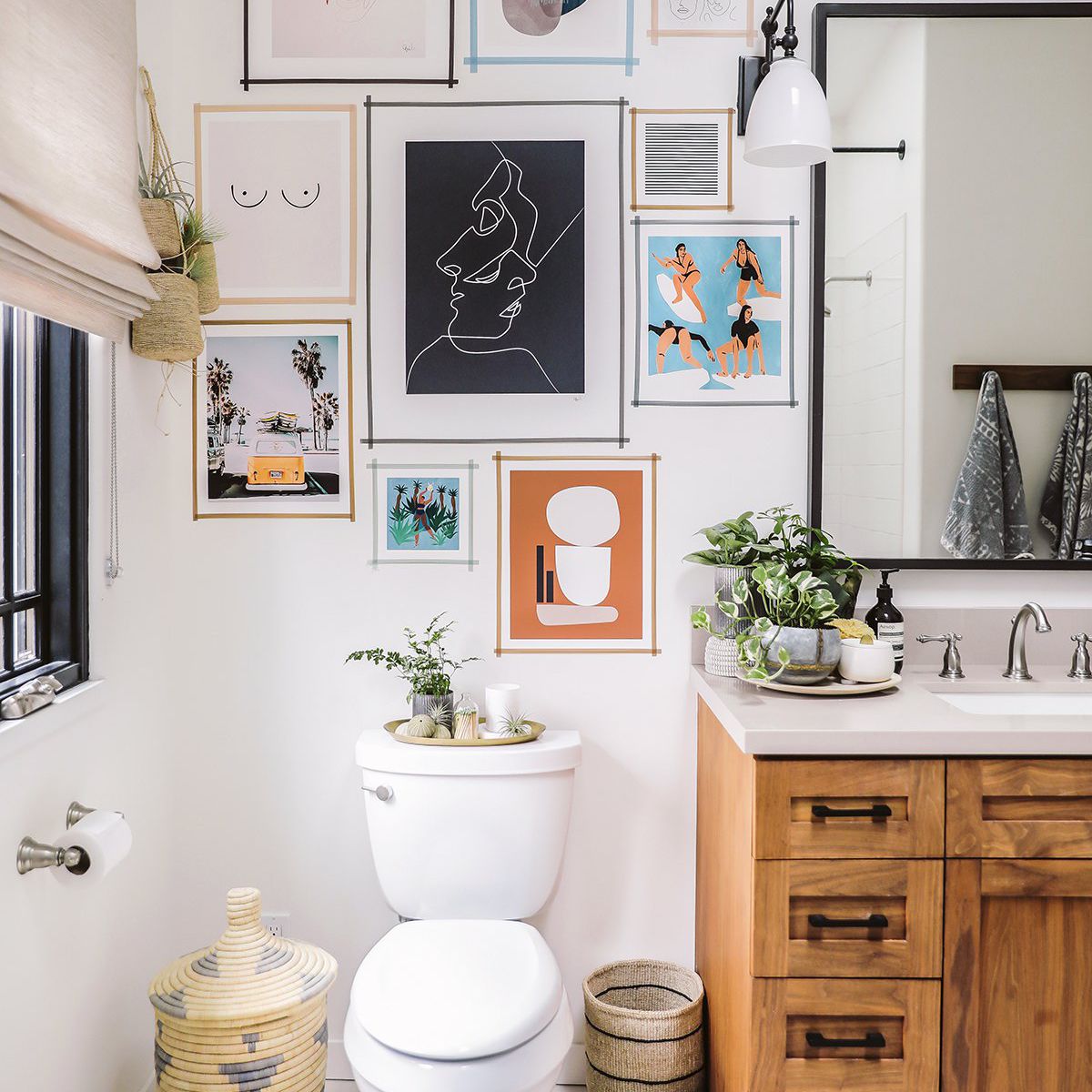 Give Magnificent Wall Art in Bathroom Interiors