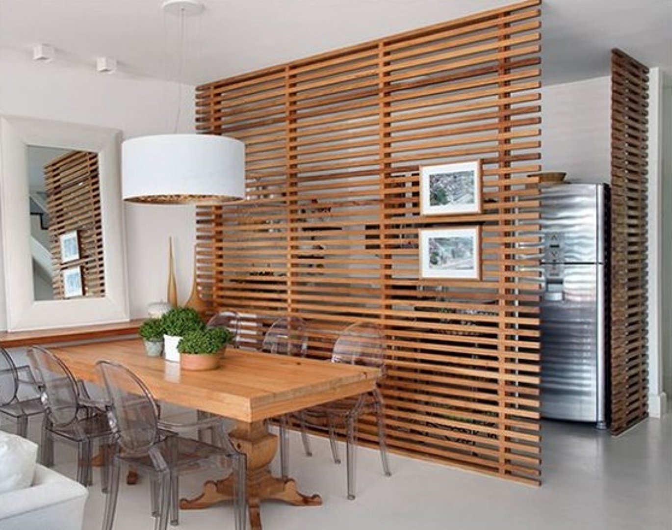 Horizontal Pattern Style Room Partition