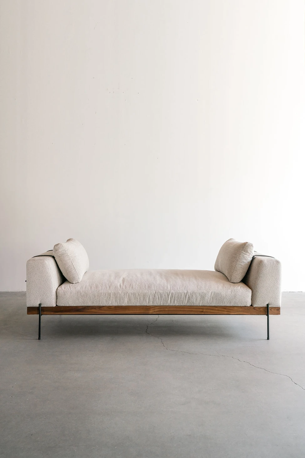 Plateau Sofa for An Elegant Furniture in Living Room