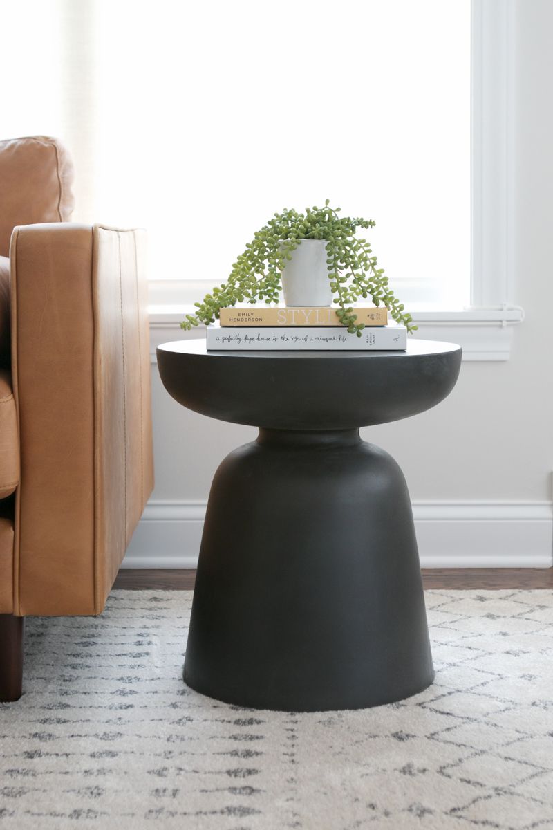 A Black Side Table to Decorate A Modern Living Room