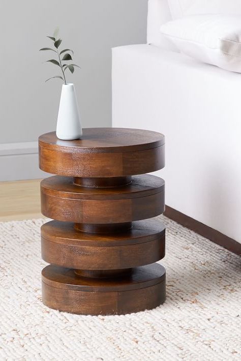 Leveling Circle Side Table for An Eccentric Design