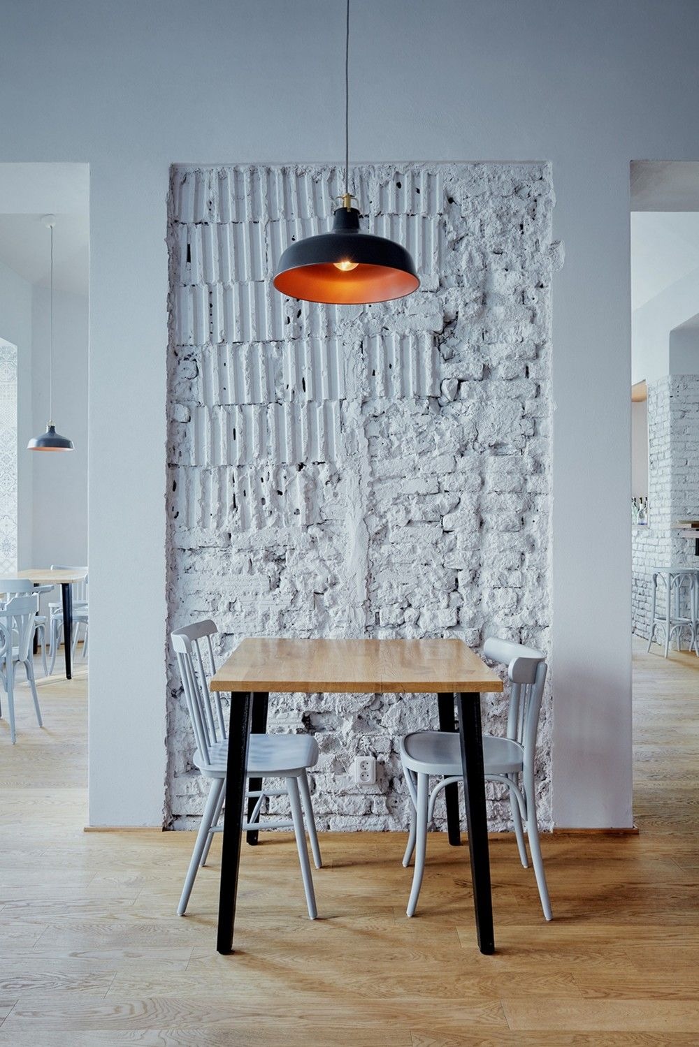 The Accent Wall for a Grunge Dining Room