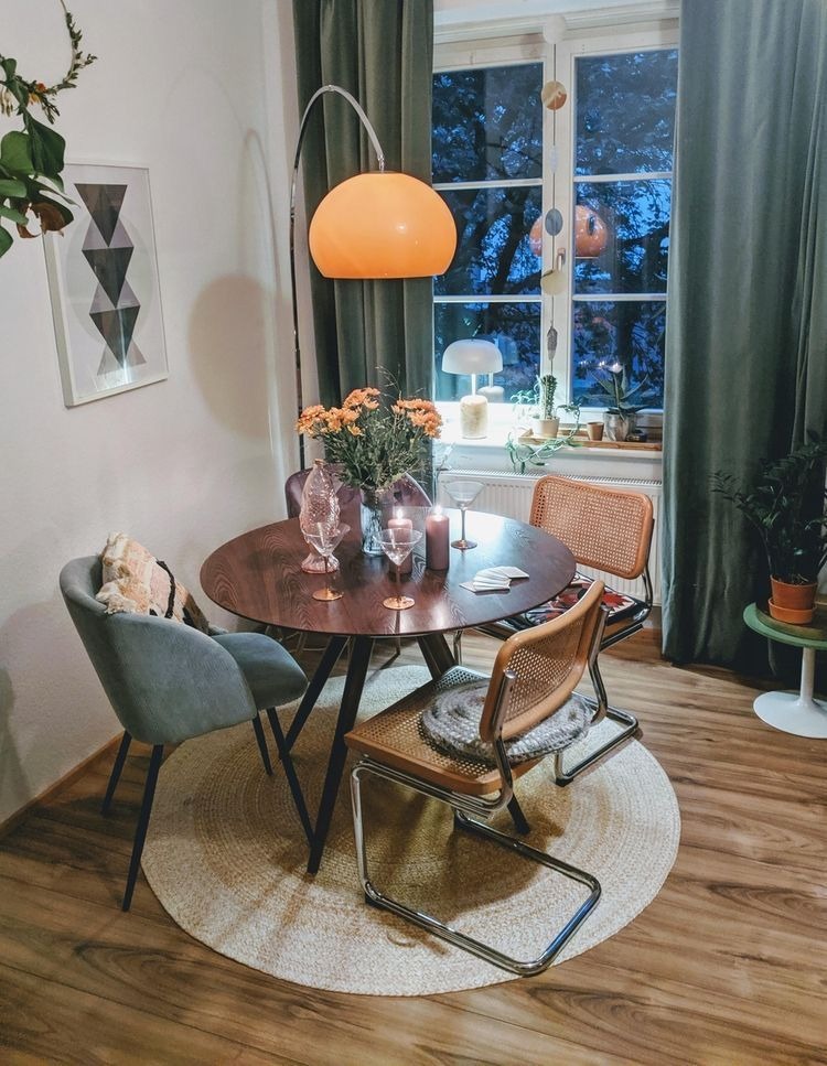 Using the Old-style Chairs for the 70s Dining Room