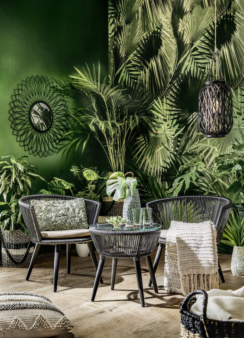 A Jungle-like Living Room with a Biophilic Design