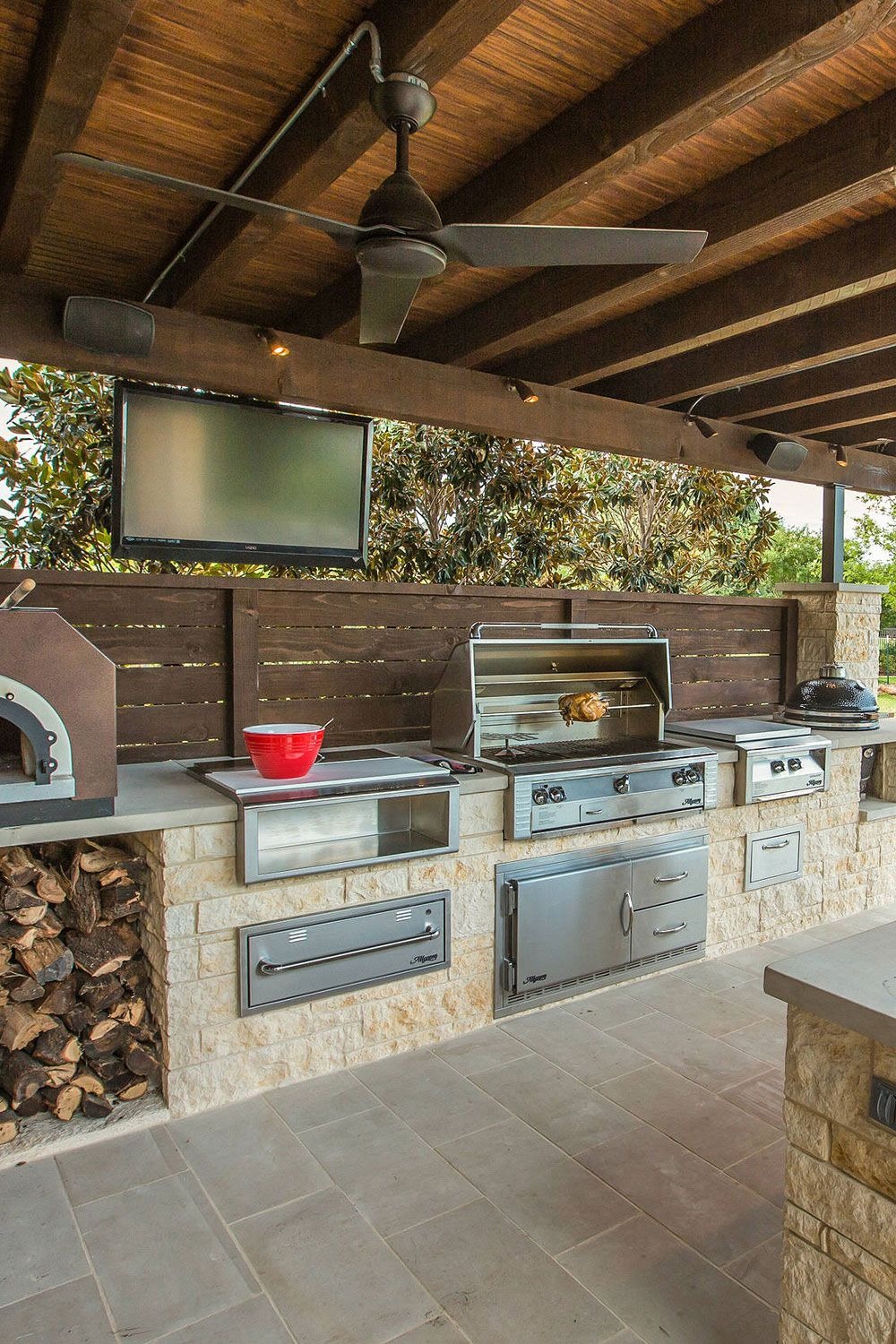 Outdoor Kitchen with Cabinets