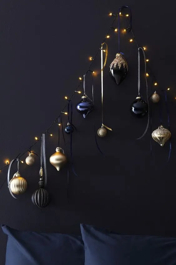 An Elegant Black and Gold Christmas Décor Idea