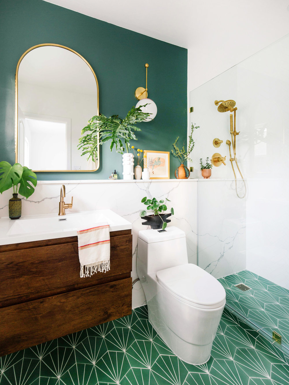 Combining Green-White Bathroom with Plants