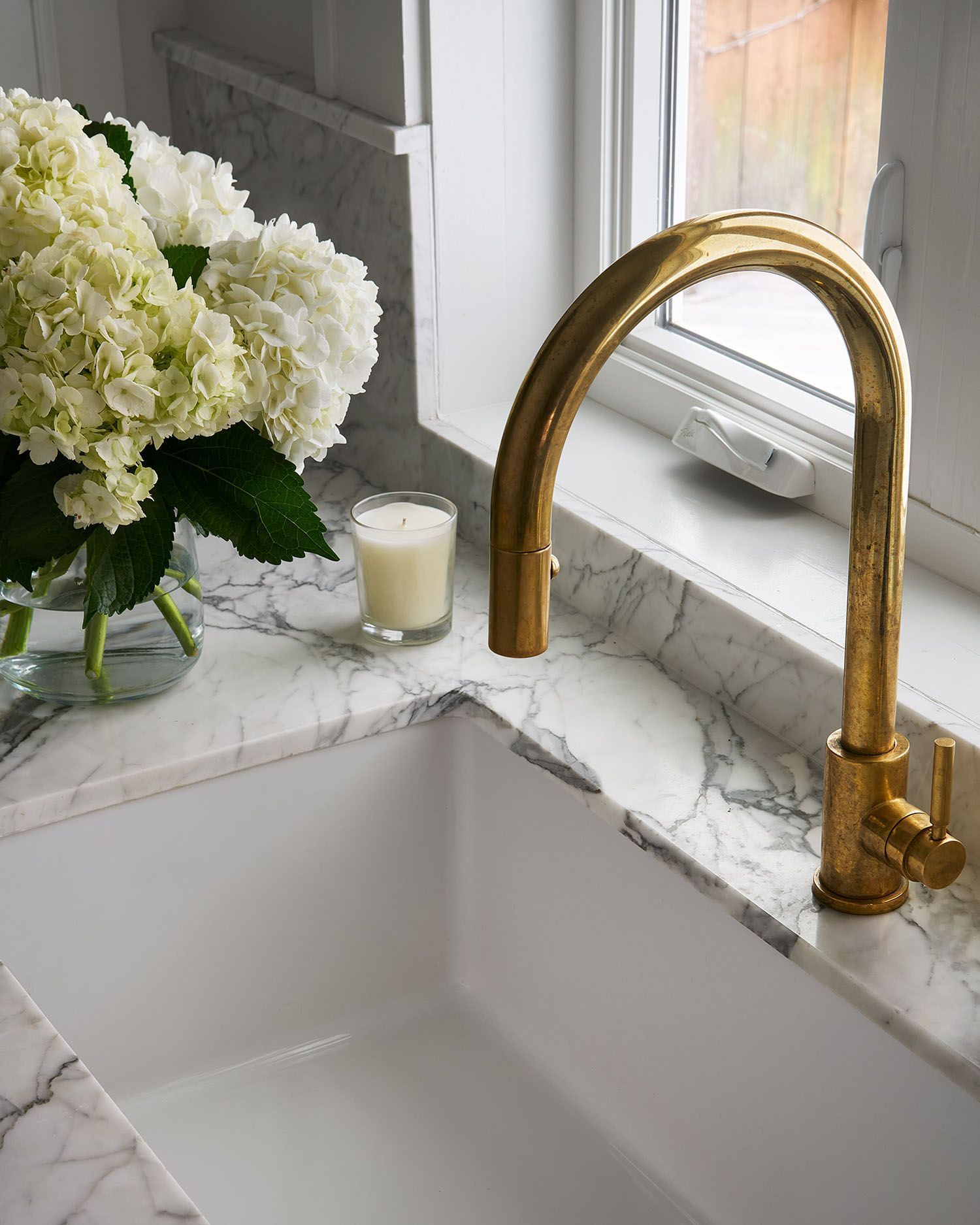 Simple Faucet with Golden Color