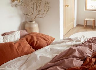 Spread The Luxury Of A Fitted Bed Sheet On Your Bed