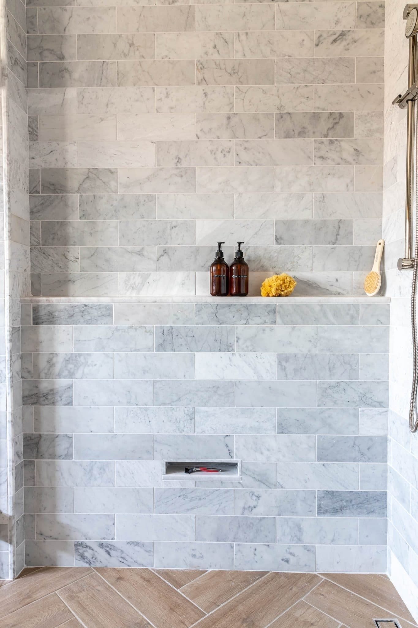 A Simple Shower Niche with Extra Small Storage