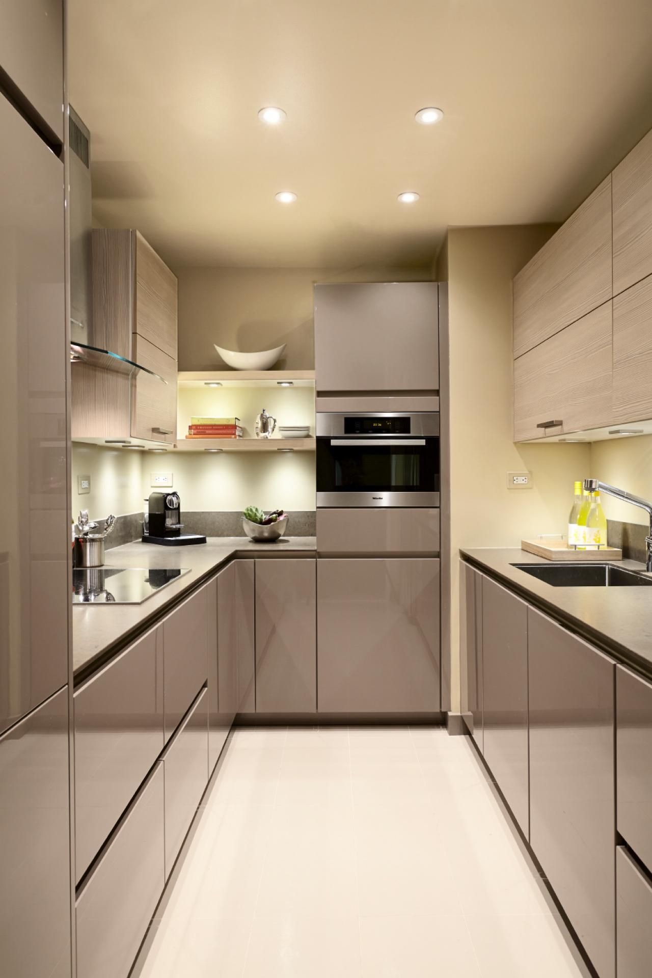 Use Shiny Cabinets for U-Shaped Kitchen