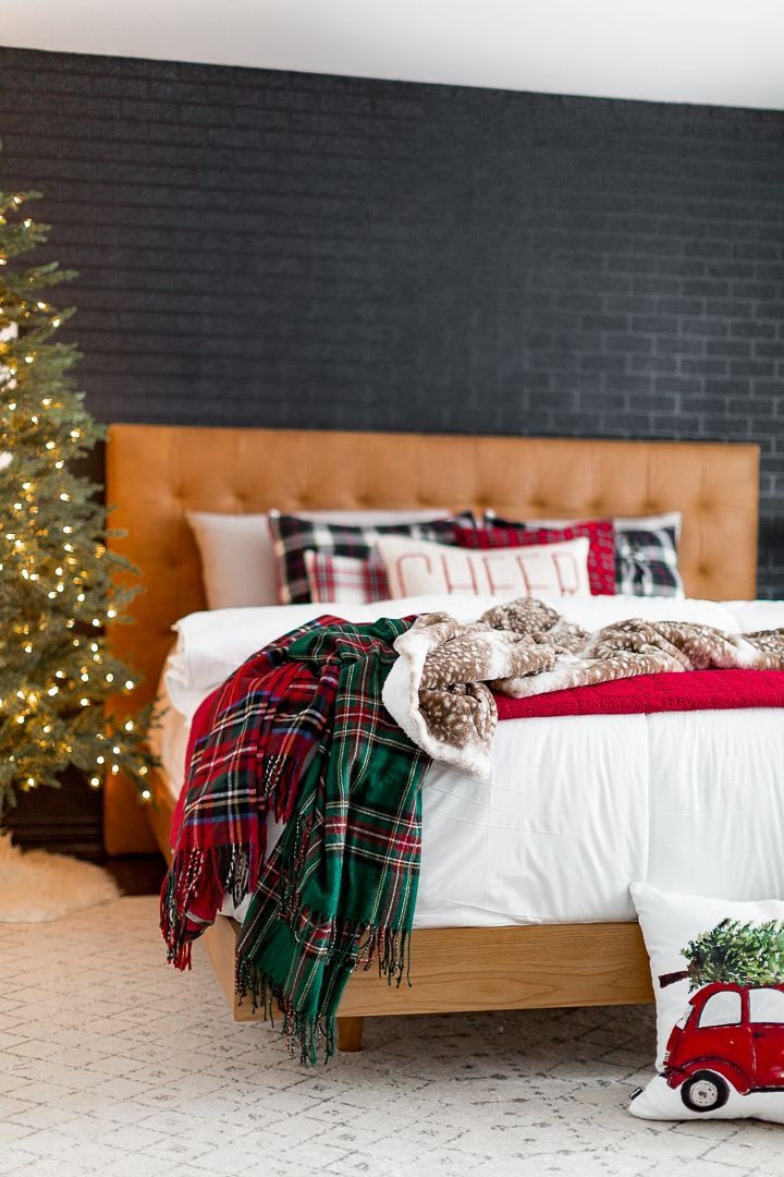 Christmas Bedroom x Traditional Accents