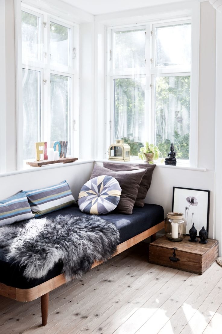 Daybed as A Modern Reading Nook